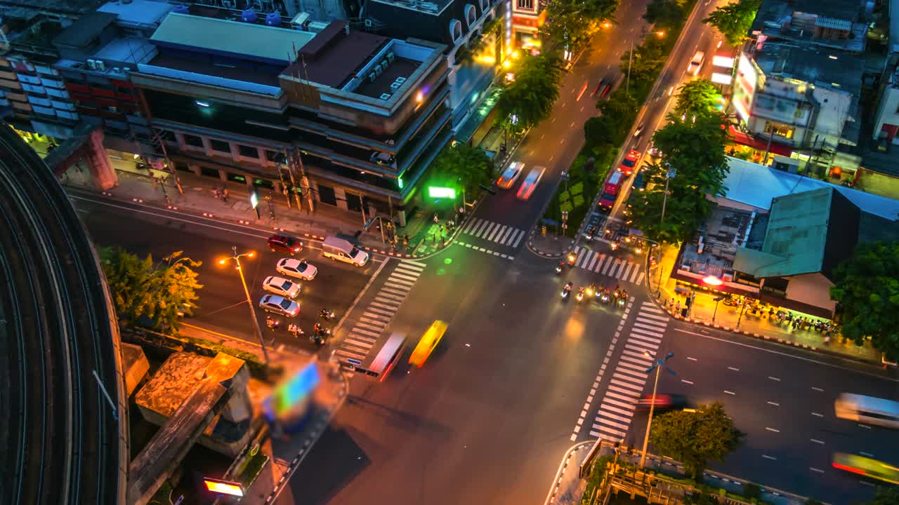 tráfico de 4k.time lapse en la intersección de bangkok, tailandia