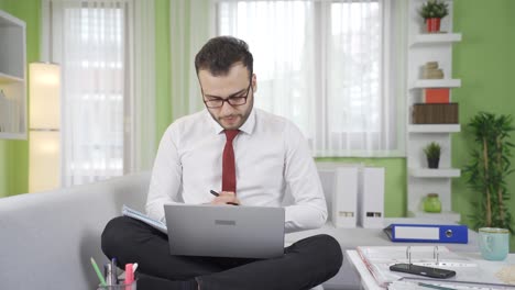 Young-businessman-meeting-with-customers-on-Facetime.