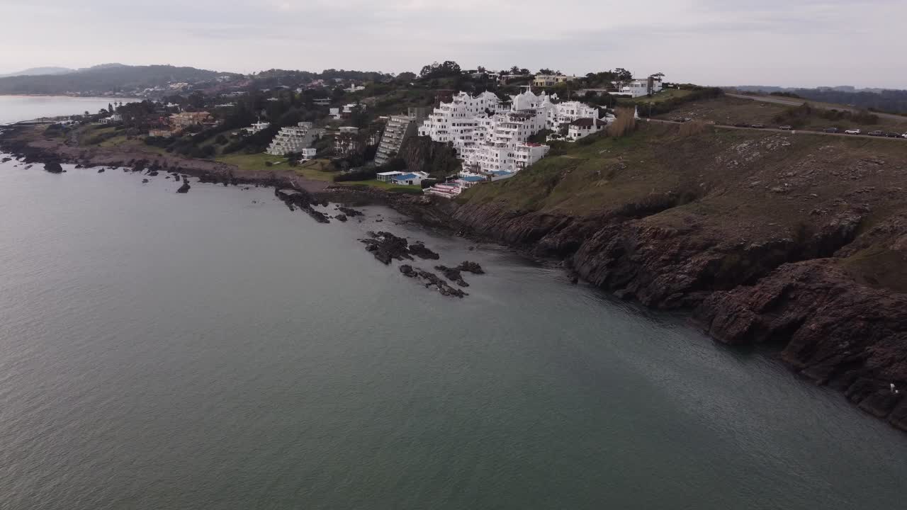 vista aérea de la hermosa costa con casas griegas blancas en el área de punta ballena en la playa de punta del este, uruguay