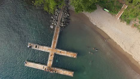 Lokales-Hafen--Und-Stranddrohnenvideo-Von-Oben-Nach-Unten