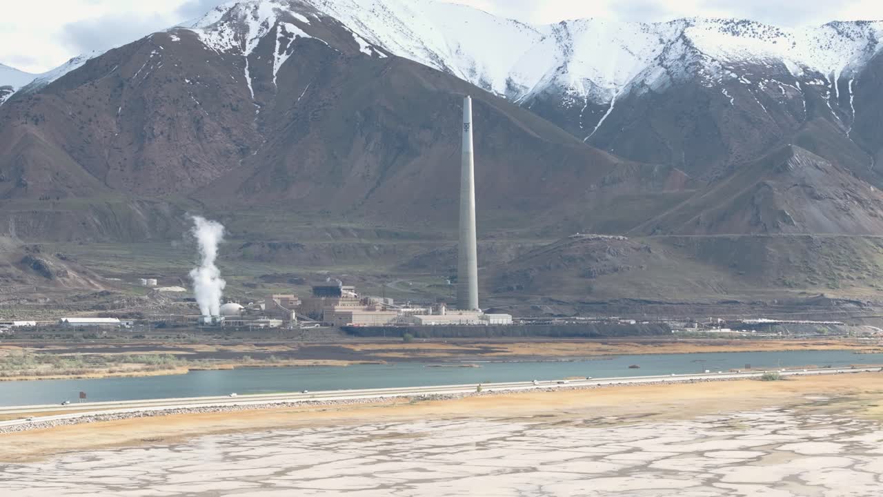 vista aérea hacia arriba de la gran pila de fundición de la mina de cobre y las montañas cerca de salt lake city, utah