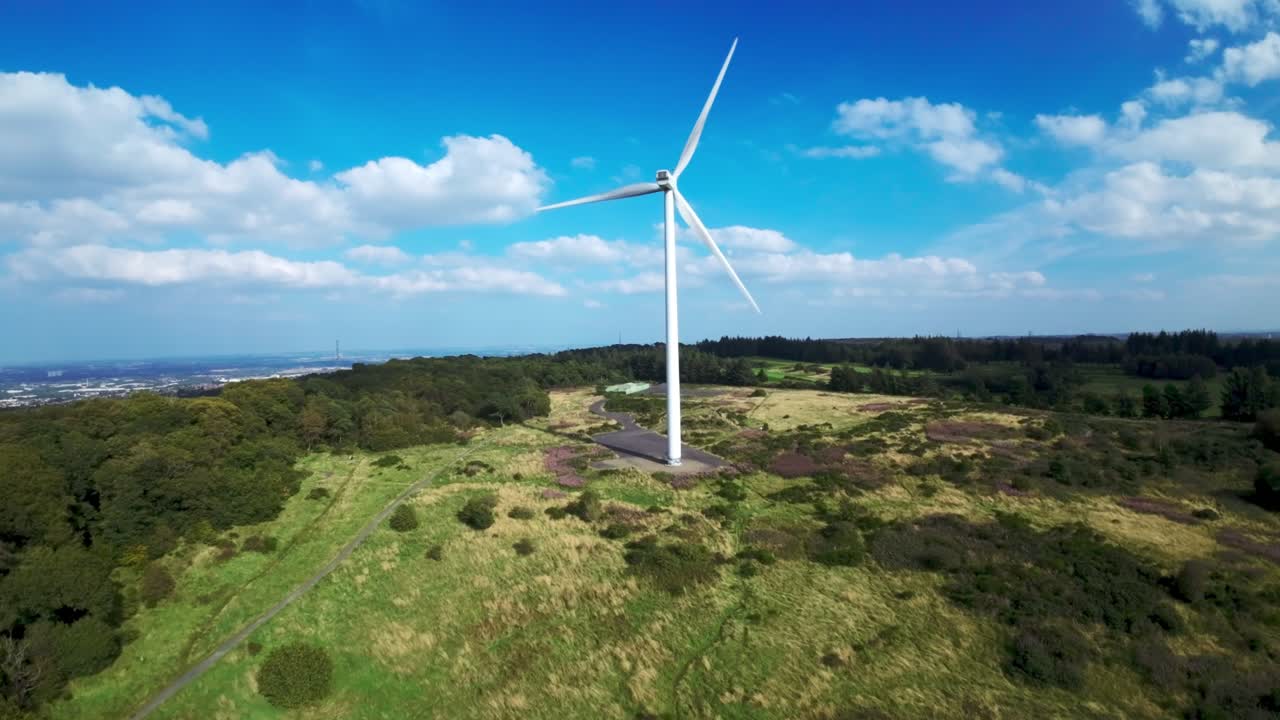Attrezzature per l'industria eolica europea, in un prato scozzese, ripresa aerea FPV.