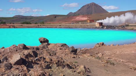agua azul volcánica vívida detrás del volcán activo de krafla en myvatn islandia 1