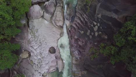 Die-Majestätischen-Babinda-Felsbrocken-In-Cairns,-Queensland,-Australien,-Offenbaren-Den-Kraftvollen-Fluss-Der-Strömungen,-Die-Sich-Zwischen-Massiven-Granitfelsen-Hindurchschlängeln,-Von-Denen-Das-Reiseziel-Seinen-Namen-Hat.