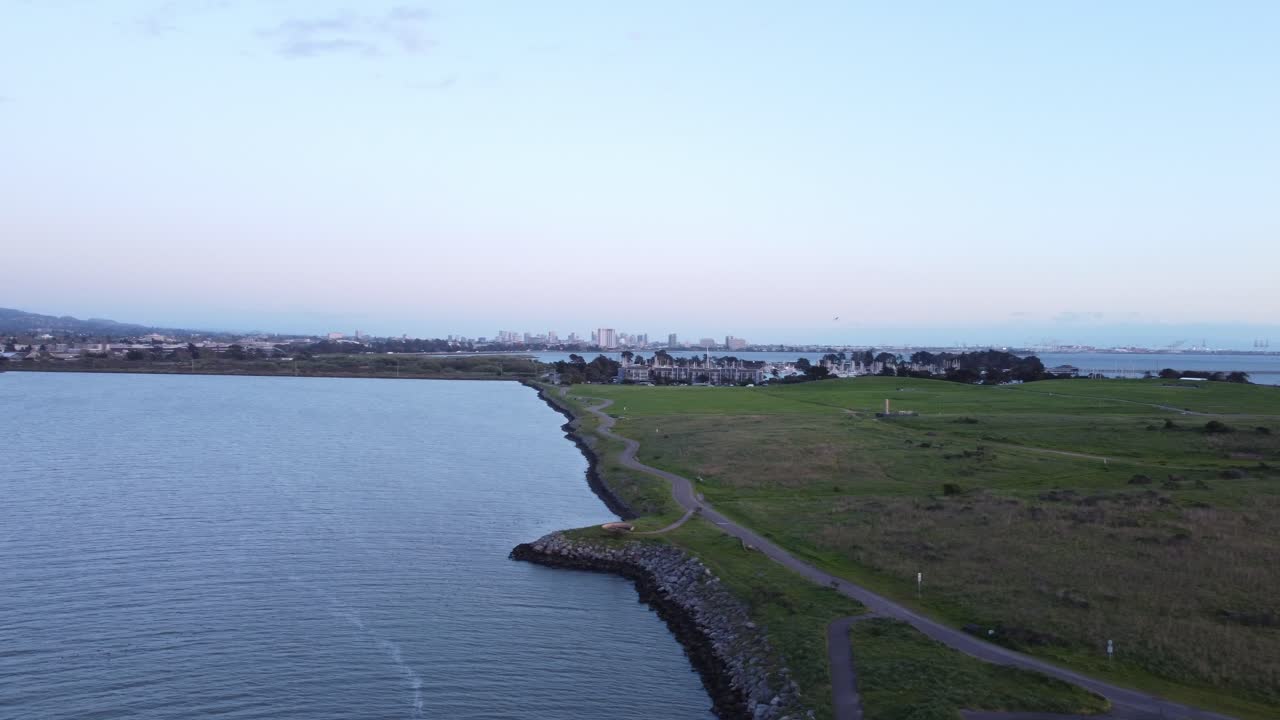 Vedute aeree con drone del porto turistico di Berkeley, California, al tramonto.