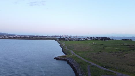 vistas aéreas de drones de la marina de berkeley, california al atardecer