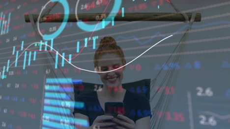 animación del procesamiento de datos financieros sobre una mujer de negocios caucásica que usa un teléfono inteligente en la oficina
