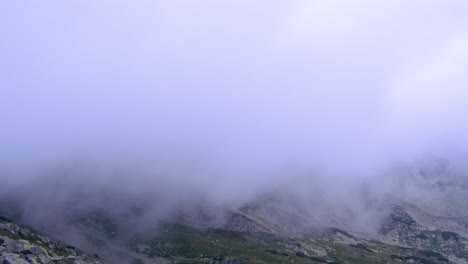 Plano-General-De-La-Vista-Aérea-De-Drones-De-Las-Montañas-Retezat,-Rumania-Vista-A-Través-De-La-Niebla