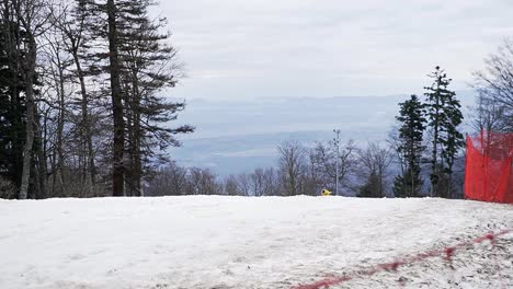 Pista-De-Esquí-Vacía-En-La-Cima-De-La-Montaña-En-Zagreb,-Croacia