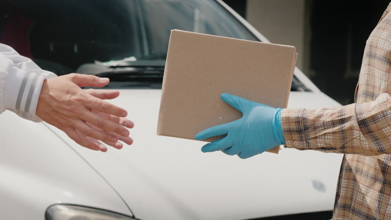 우체부는 흰색 밴에서 받는 사람에게 소포를 배달합니다.