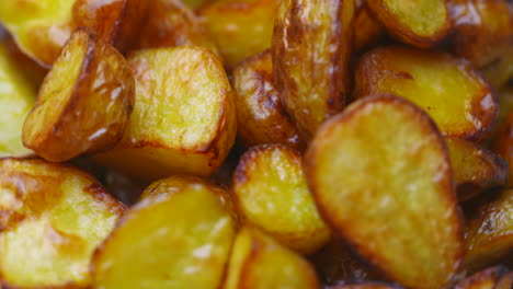 patatas asadas y salteadas girando en un plato