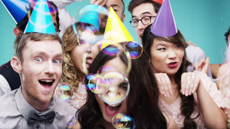 grupo multi-racial de personas felices bailando con burbujas cámara lenta cabina de fotos de la fiesta