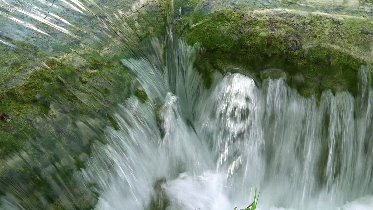 hermosas cascadas fluyen a través de la exuberante jungla verde en el parque nacional de plitvice en croacia 4