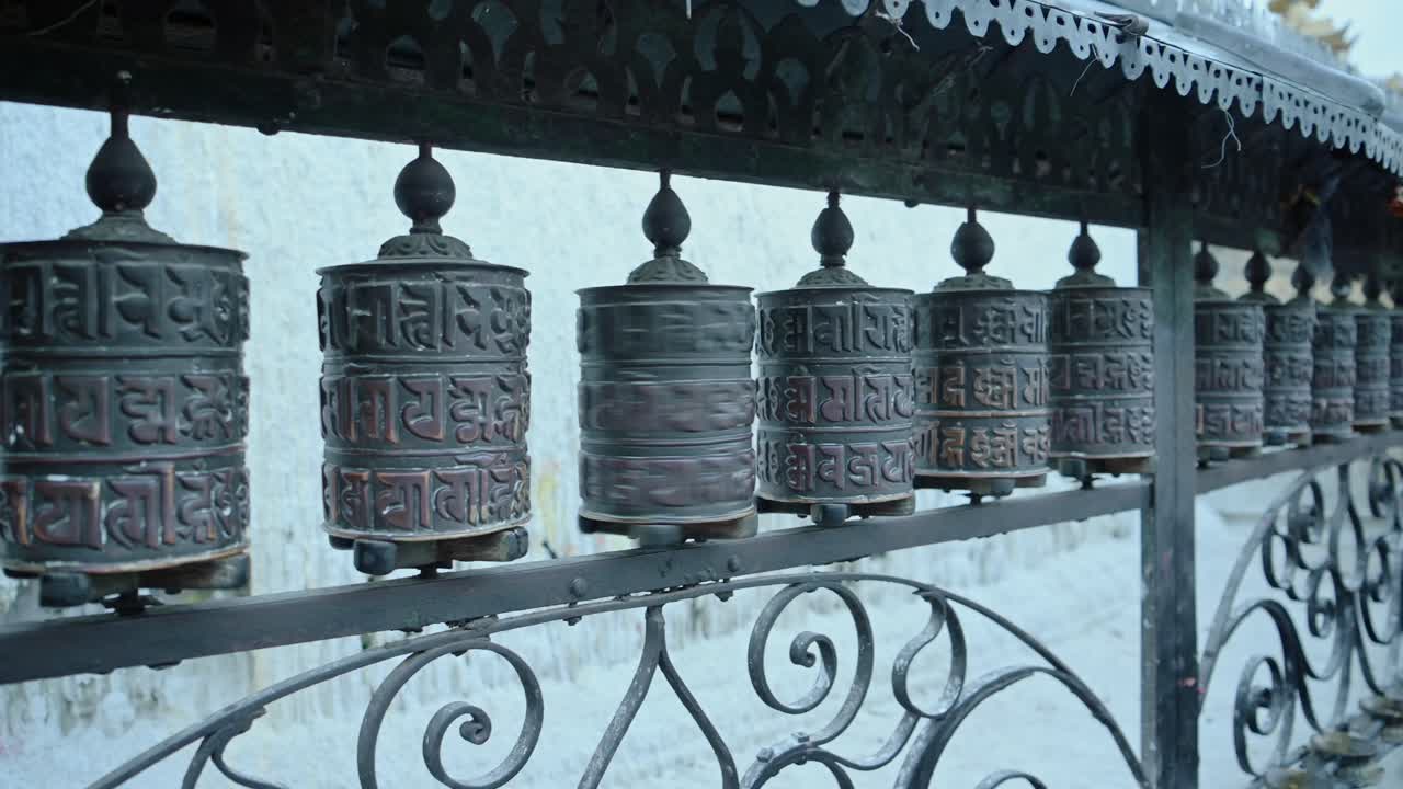 카트만두 (kathmandu) 의 원이 사원에서 네팔 티베트 불교의 기도 바, 기도 의 근접 촬영, 불교 사원에서 기도하는 데 사용되는 종교적 상징, 인기있는 관광지