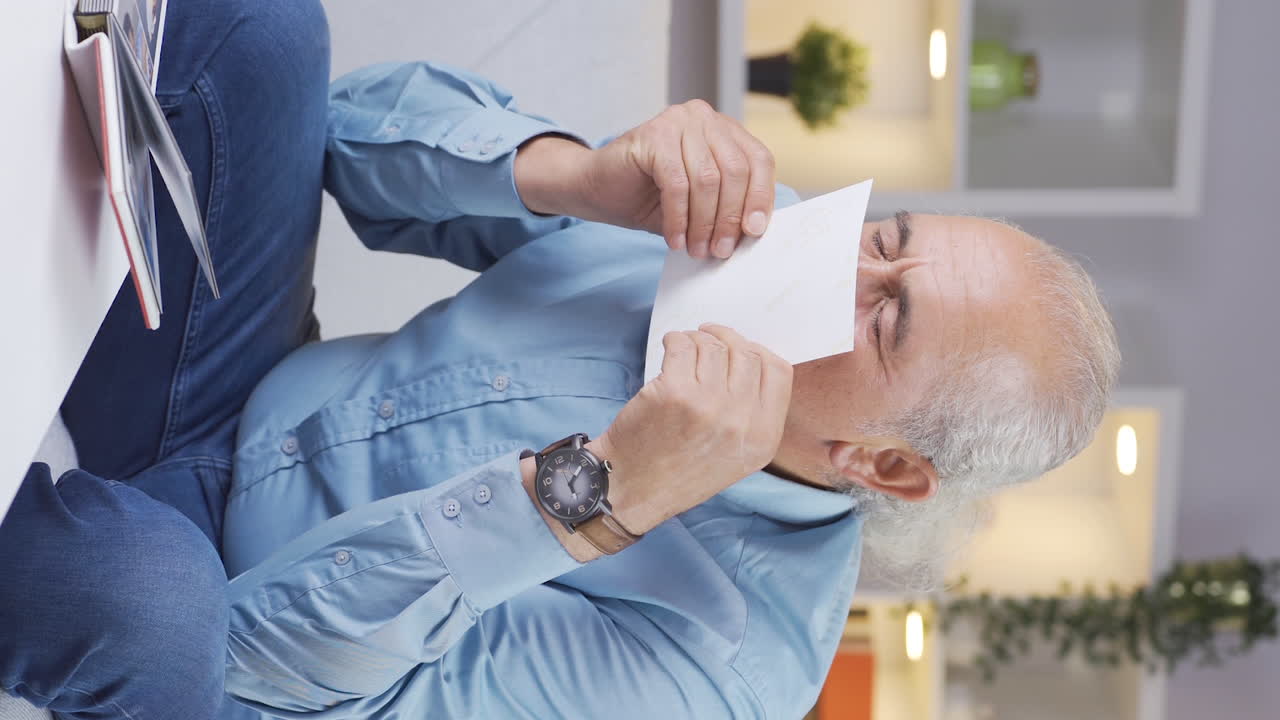 고통받는  ⁇ 은이의 수직 비디오.  ⁇ 은이가 사진을 보고 키스하고 있습니다.