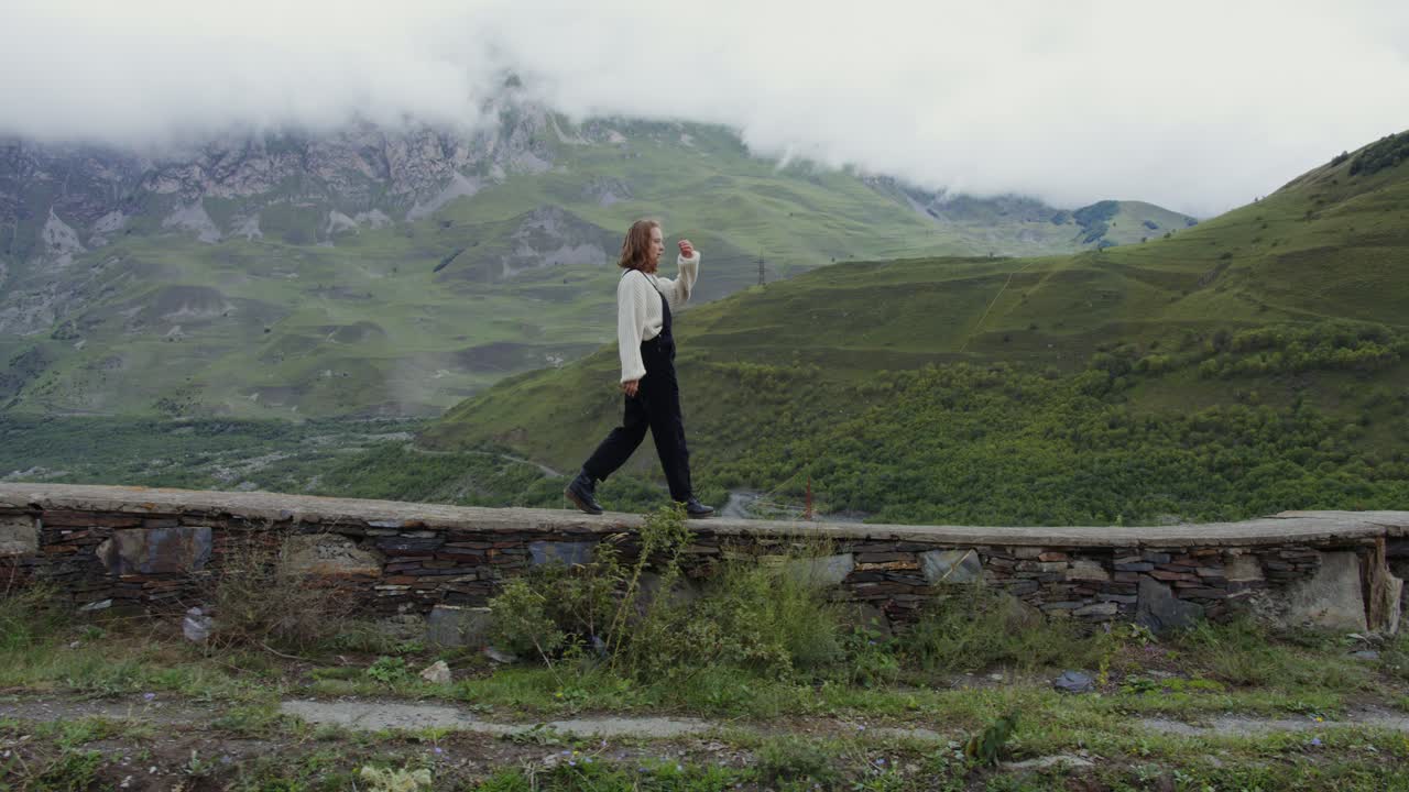 산에서 하이킹하는 여자