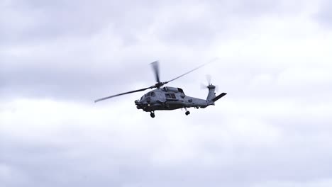 Helicóptero-Mh-60r-Seahawk-Volando-En-El-Cielo---ángulo-Bajo