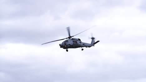 helicóptero mh-60r seahawk volando en el cielo - ángulo bajo