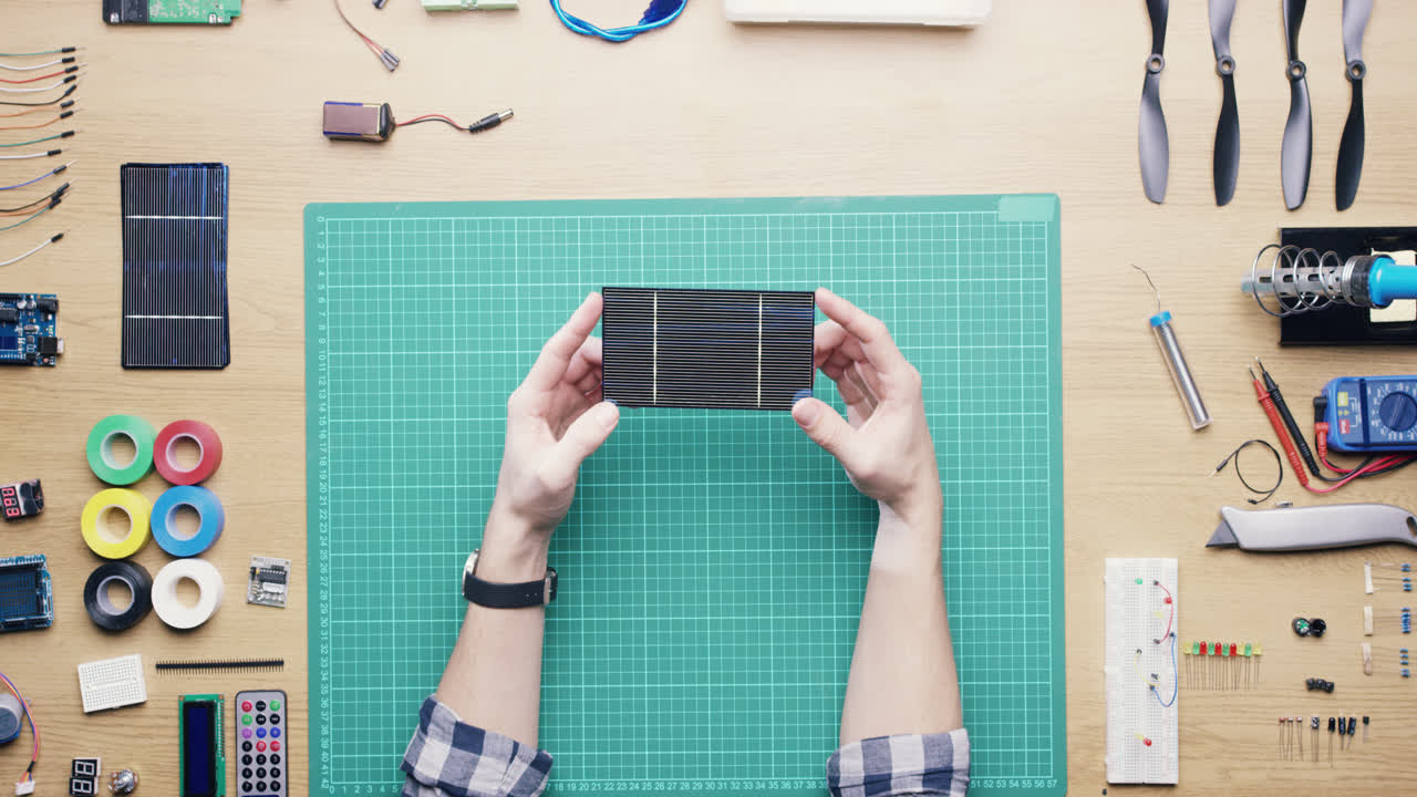 vista superior técnico hombre sosteniendo paneles solares concepto de energía verde desde arriba - dragón épico rojo