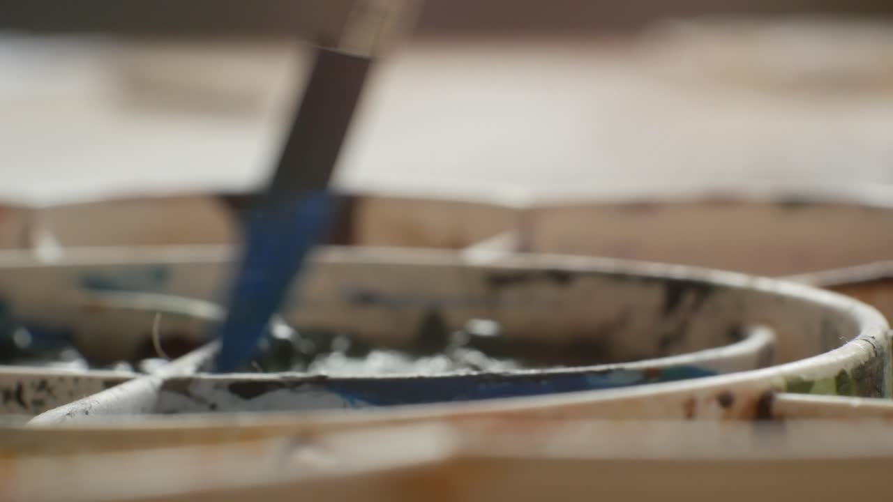 화가의 페인팅 팔레트에 페인트에 는 브러쉬, 근접