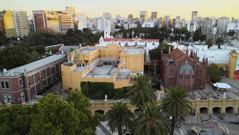 Toma-Aérea-De-Paralaje-Del-Centro-Cultural-Recoleta-Y-Cementerio-En-El-Fondo