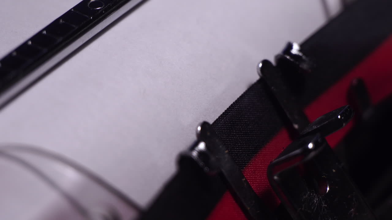 año 1942, escribiendo en papel blanco en una máquina de escribir de época, de cerca