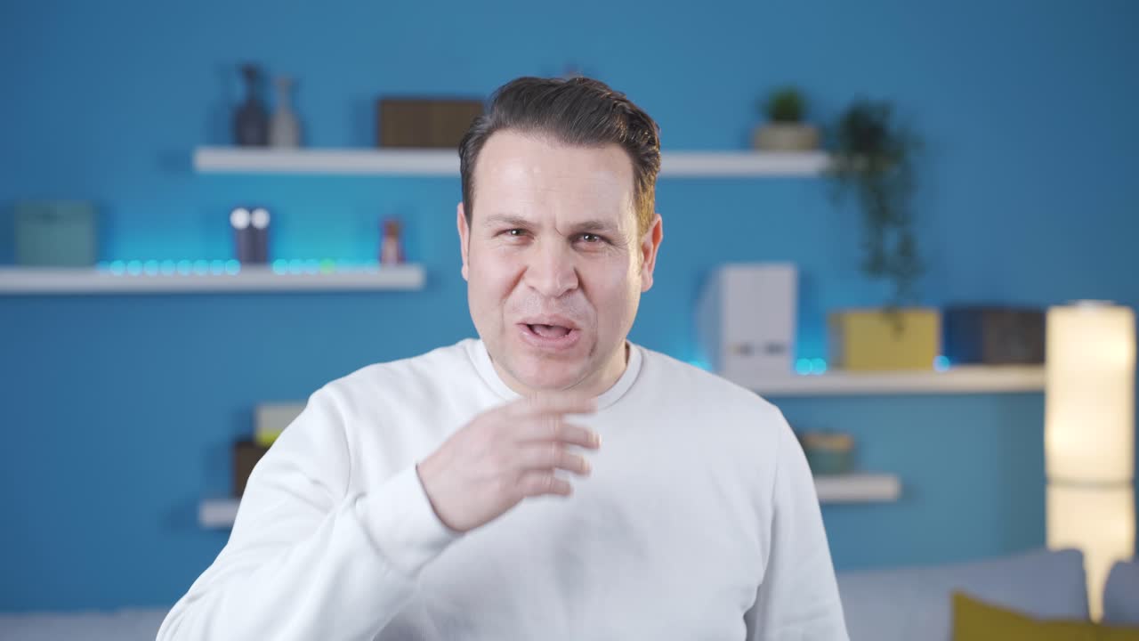 카메라를 놀랍게 바라보는 사람은 행복합니다. 그는 좋은 소식을 듣고, 놀랍습니다. 집에서 놀랍게도 행복합니다. 그는 좋은 소식을 받거나 봅니다.