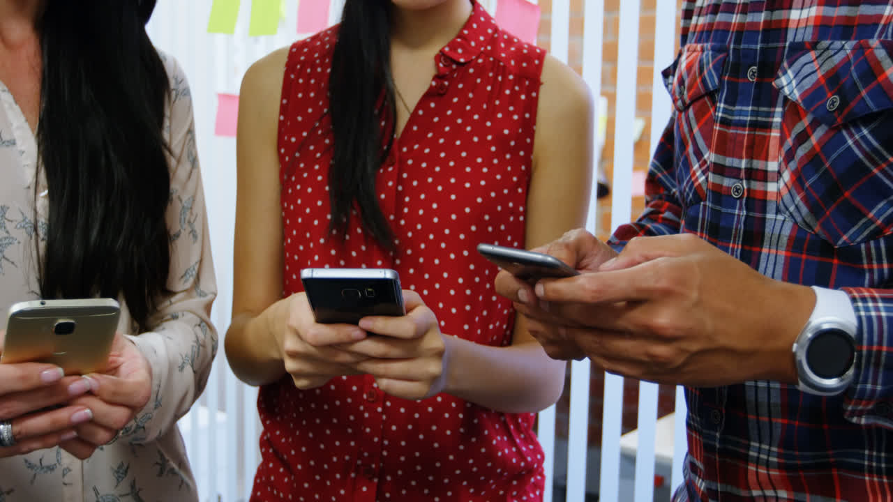 ejecutivos de negocios discutiendo a través de un teléfono móvil 4k
