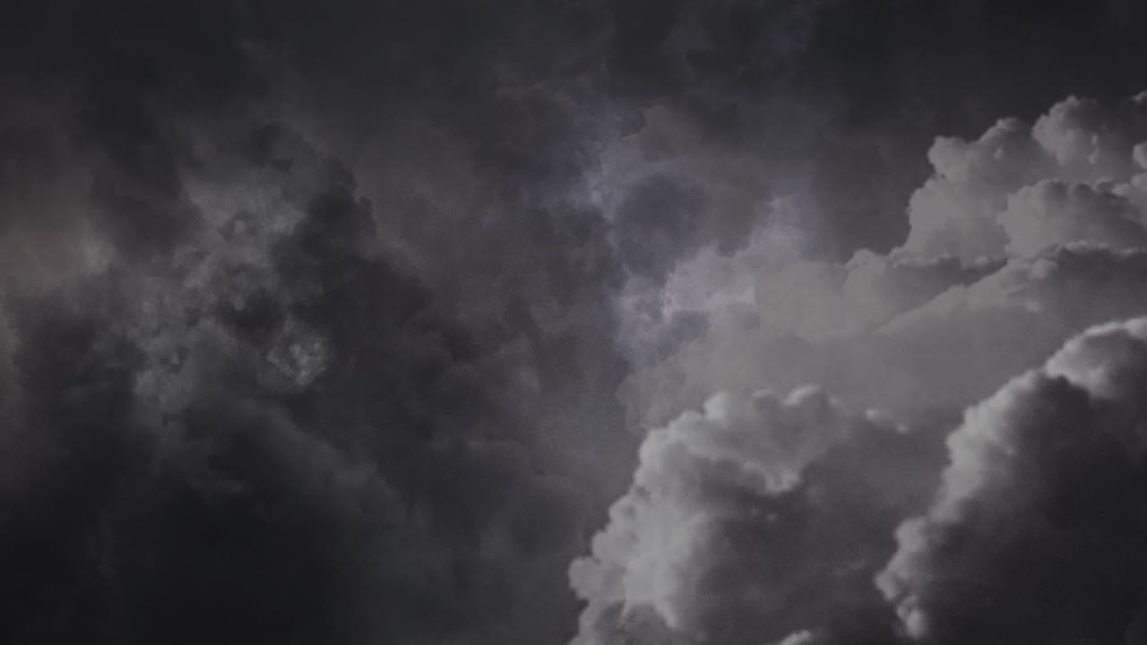 하늘의 먹구름과 뇌우의 4k 보기