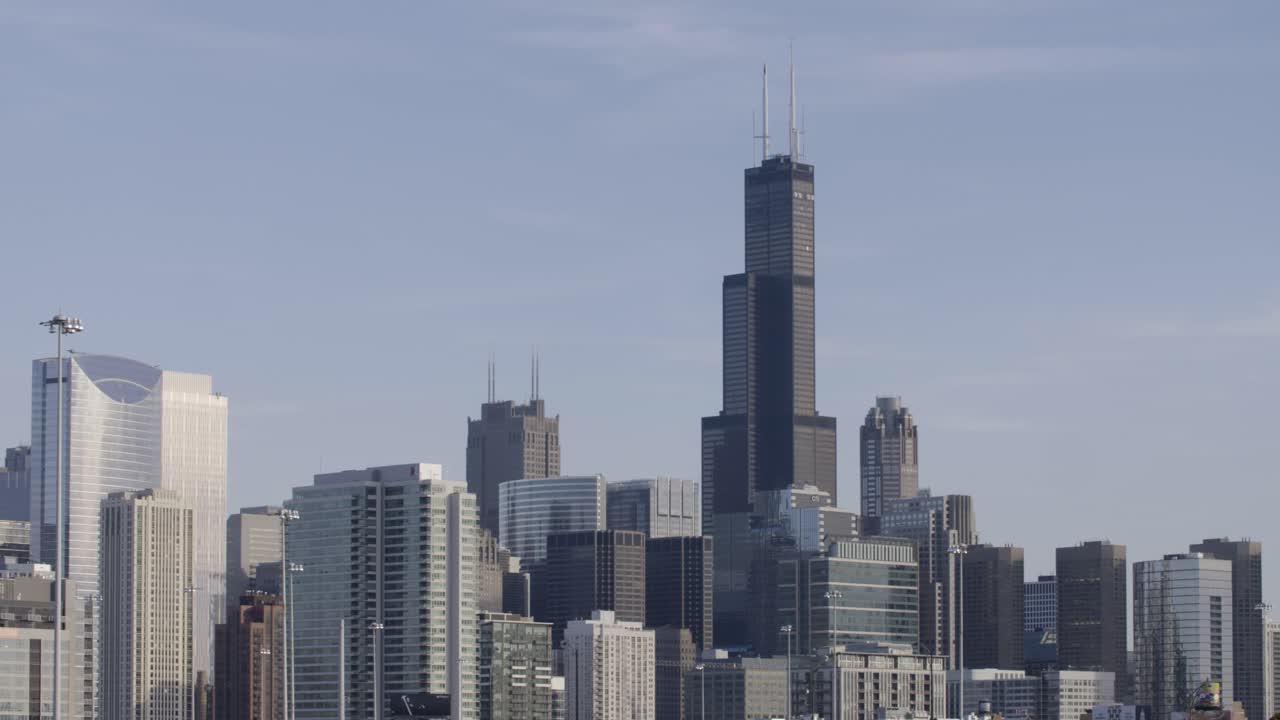 tomada amplia: la cámara se desplaza a través del horizonte de chicago en un día soleado