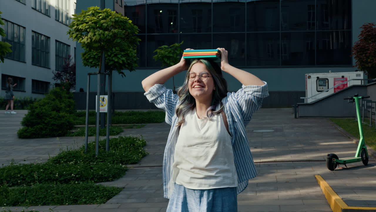 una adolescente con libros en la cabeza