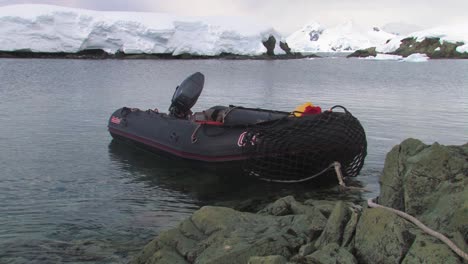 Schlauchboot-Vor-Anker-In-Der-Antarktis