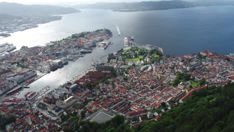 bergen es una ciudad y municipio en hordaland en la costa oeste de noruega. bergen es la segunda ciudad más grande de noruega.