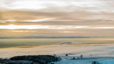 Inversión-De-Nubes-Con-Escenas-Invernales-En-El-Valle-Del-Edén-En-Cumbria-Con-El-Sol-Resaltando-El-Primer-Plano-Por-Un-Momento