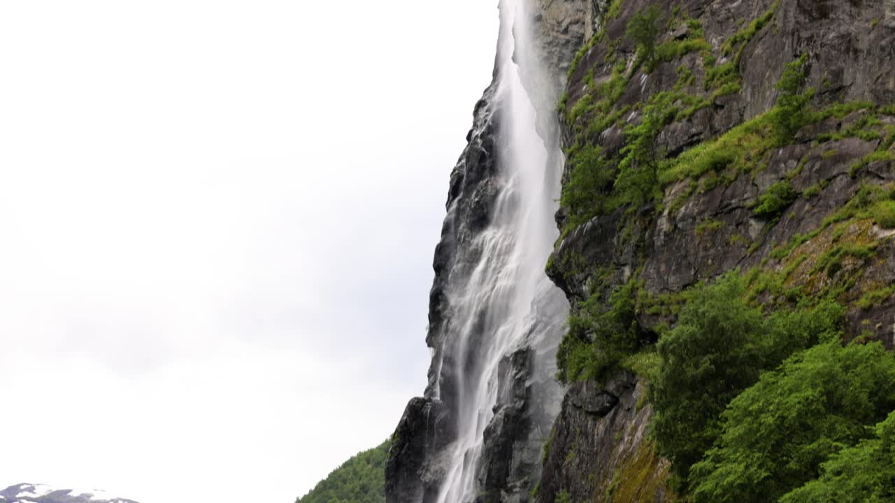 el fiordo de geiranger, la cascada de las siete hermanas, la hermosa naturaleza, el paisaje natural de noruega.