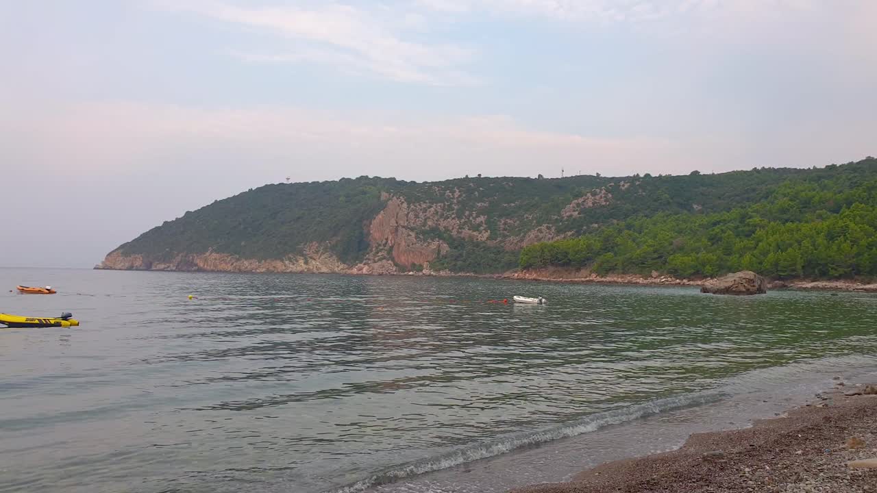 Замедленная съемка морского пляжа с лодками на воде