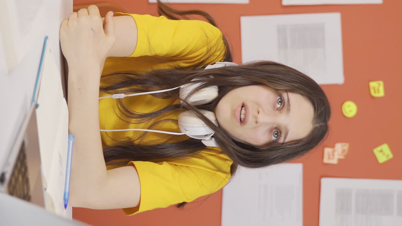 el video vertical de una niña infeliz es considerado.