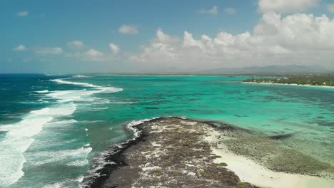 Drohnenaufnahme-Von-Wellen,-Die-Die-Mauritius-Inseln-Treffen