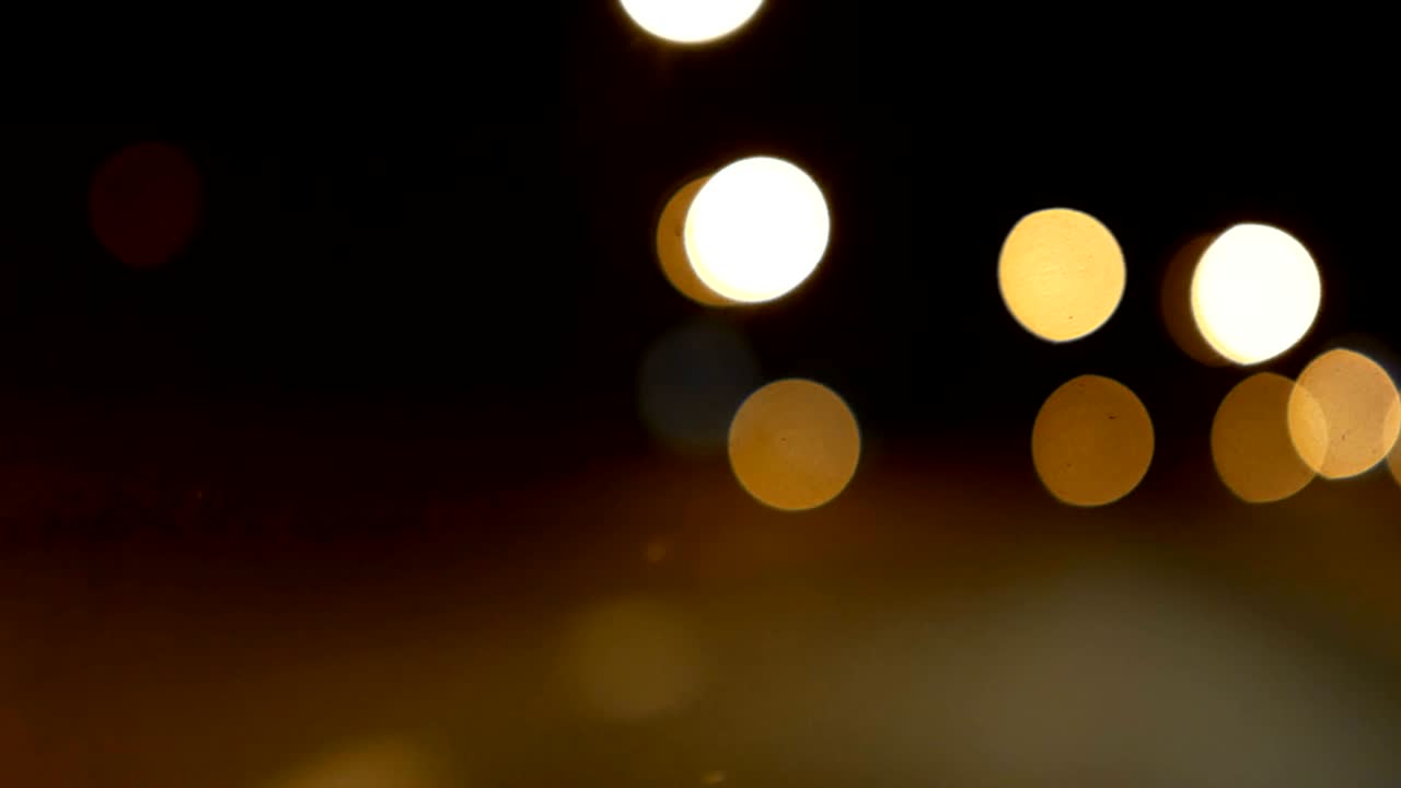 conducir un coche a través de la carretera de la noche, la autopista. luces desenfocadas calle de los ángeles resumen. ciudad fondo borroso. movimientos círculos bokeh de tráfico nocturno.