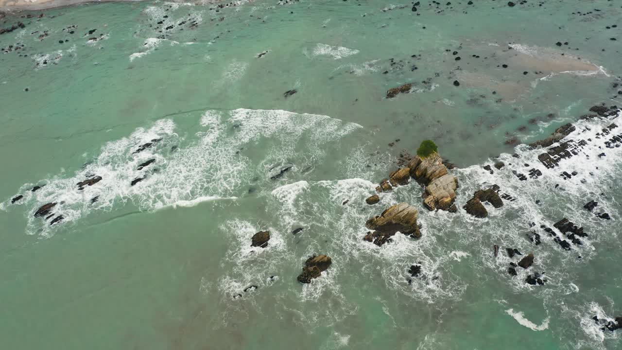 acantilados y rocas con agua