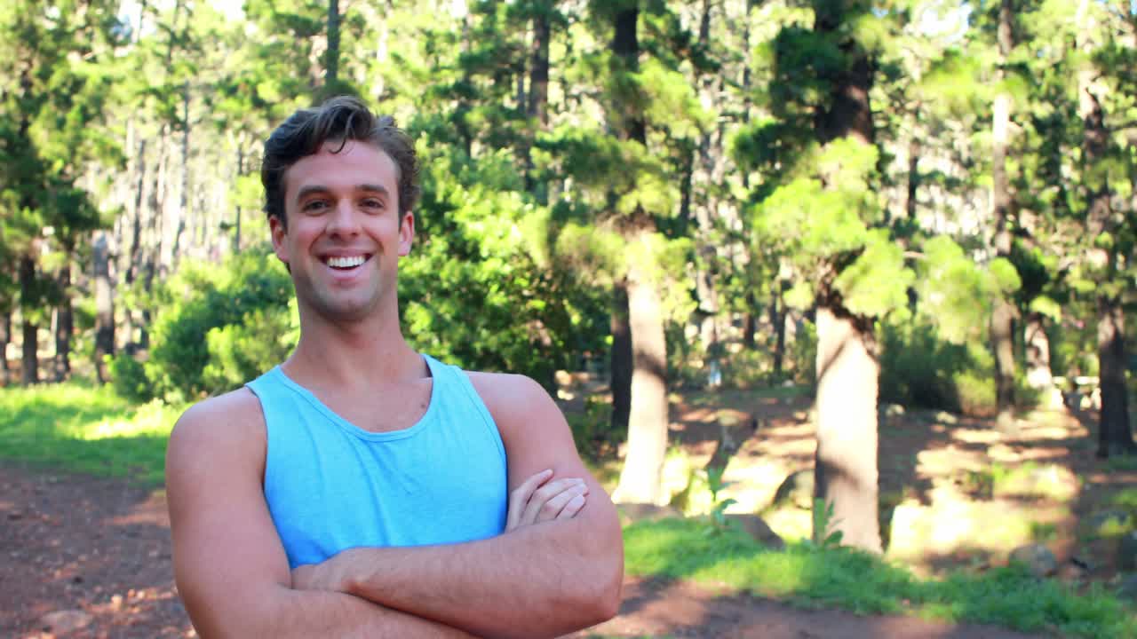 엄지 손가락을 들고 미소 짓는 남자