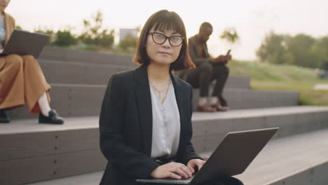 Retrato-De-Una-Mujer-De-Negocios-Asiática-Con-Una-Laptop-En-El-Parque