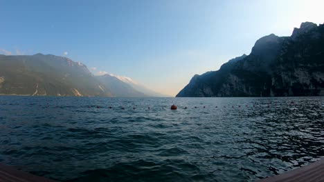 Wunderschöner-Zeitraffer-Am-Gardasee-In-Riva-Del-Garda-Im-Norden-Italiens-Mit-Einem-Atemberaubenden-Blick-Auf-Den-See-Und-Die-Alpen-Im-Hintergrund