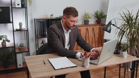 Aburrido-Y-Somnoliento-Trabajador-De-Negocios-Trabajando-En-Una-Computadora-Portátil,-Bostezando,-Quedándose-Dormido-En-La-Oficina