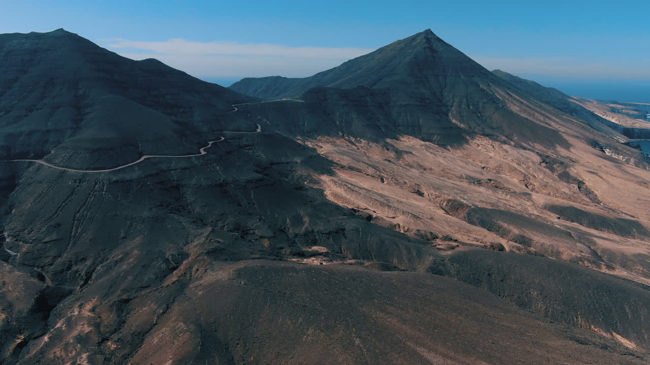 fantástica toma aérea sobre el parque natural de cofete en la isla de fuerteventura y donde se pueden ver las carreteras construidas sobre grandes montañas volcánicas
