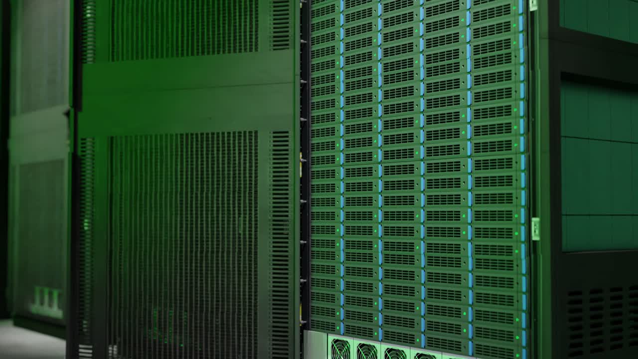 servidores de datos en la nube apilados en una infraestructura de almacenamiento ordenada