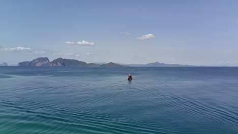 태국 안다만 해의 코 크라단 해변 앞 바다에 있는 태국의 긴 리 보트의 비행 드론