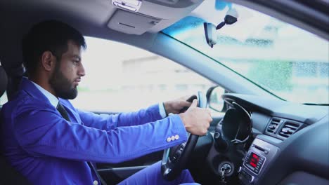 hombre de negocios conduciendo
