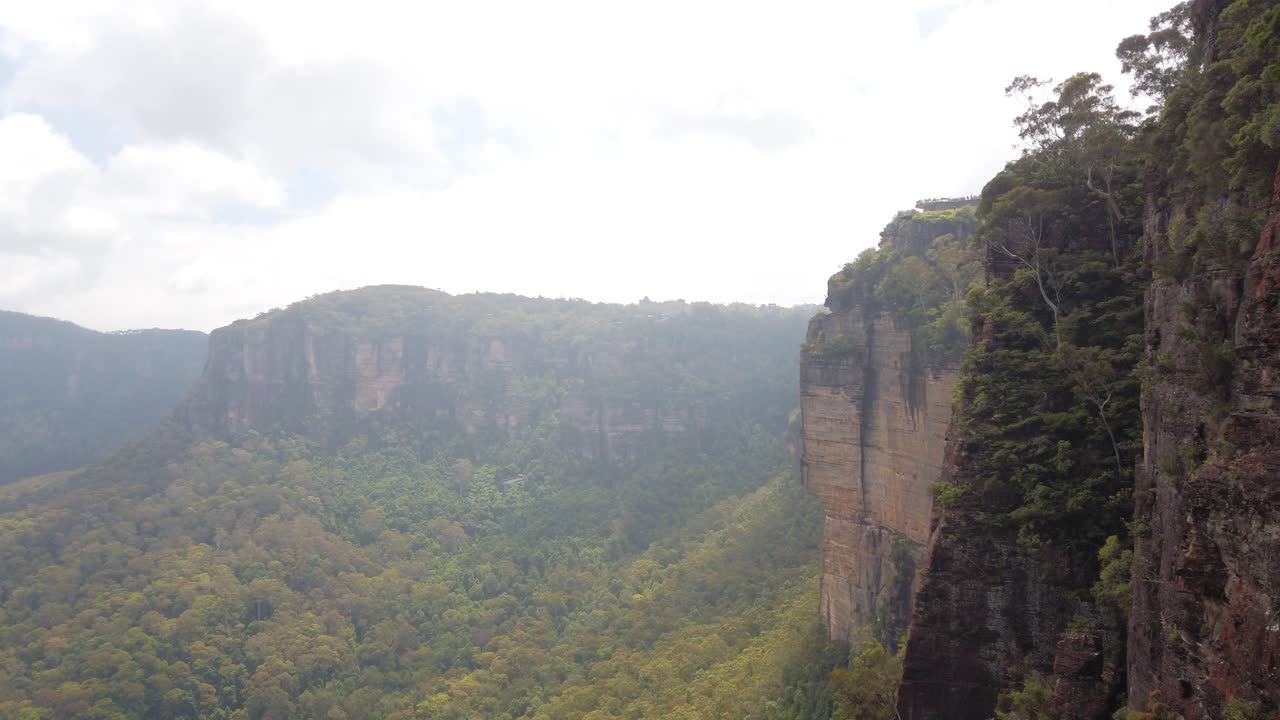 toma panorámica de peligrosos acantilados y montañas con árboles y bosques, montaña azul - sydney
