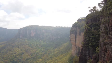 Panning-shot-of-dangerous-steep-cliffs-and-mountains-with-trees-and-forest,-Blue-Mountain---Sydney